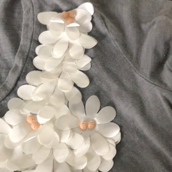 Detailed v-neck tee - Picture 3 of 3